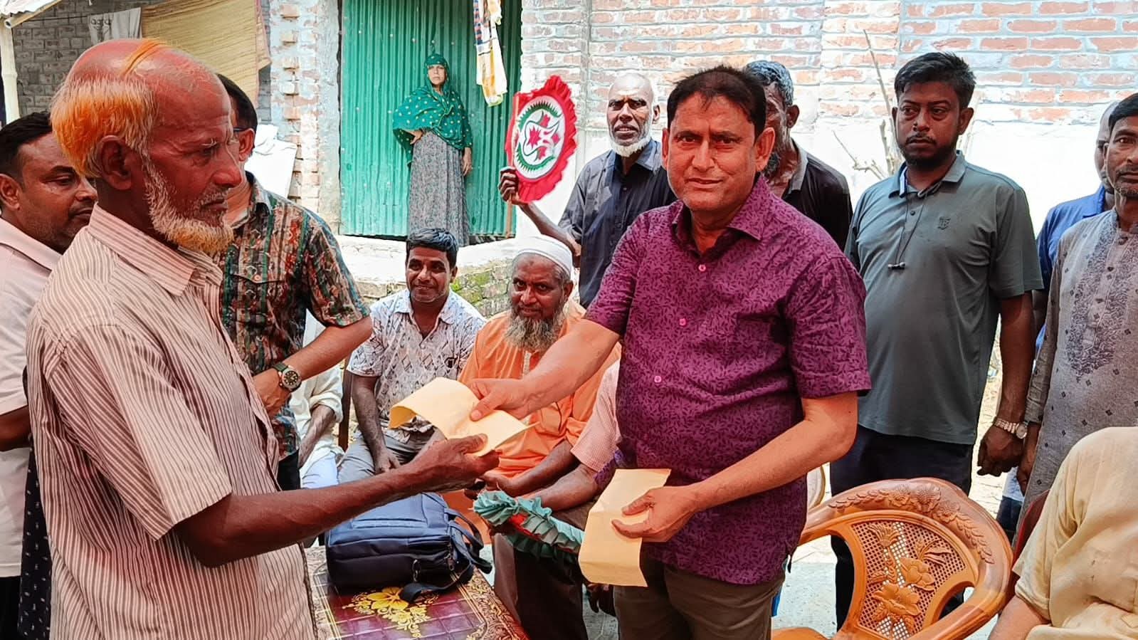 মান্দায় বৈদ্যুতিক শর্ট সার্কিটের অগ্নিকাণ্ডে ক্ষতিগ্রস্ত দুই পরিবারে এমপি টিপুর সহায়তা প্রদান